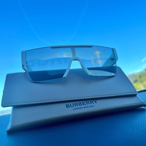 BURBERRY Sunglasses - Picture 2 of 3